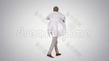 步行医生把白色长袍放在渐变背景上。